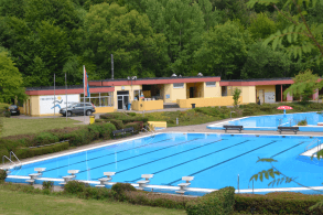 Schwimmbad direkt neben der Unterkunft Brohltal